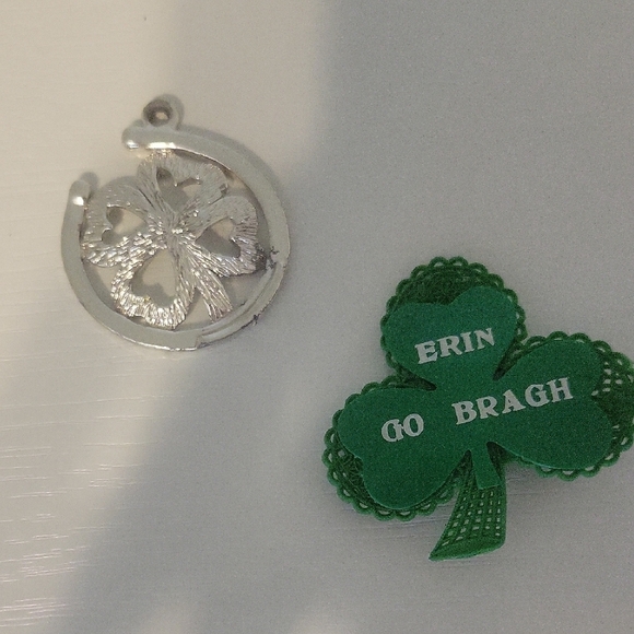 None Jewelry - Silver tone Clover Pendant with Green Shamrock Pin